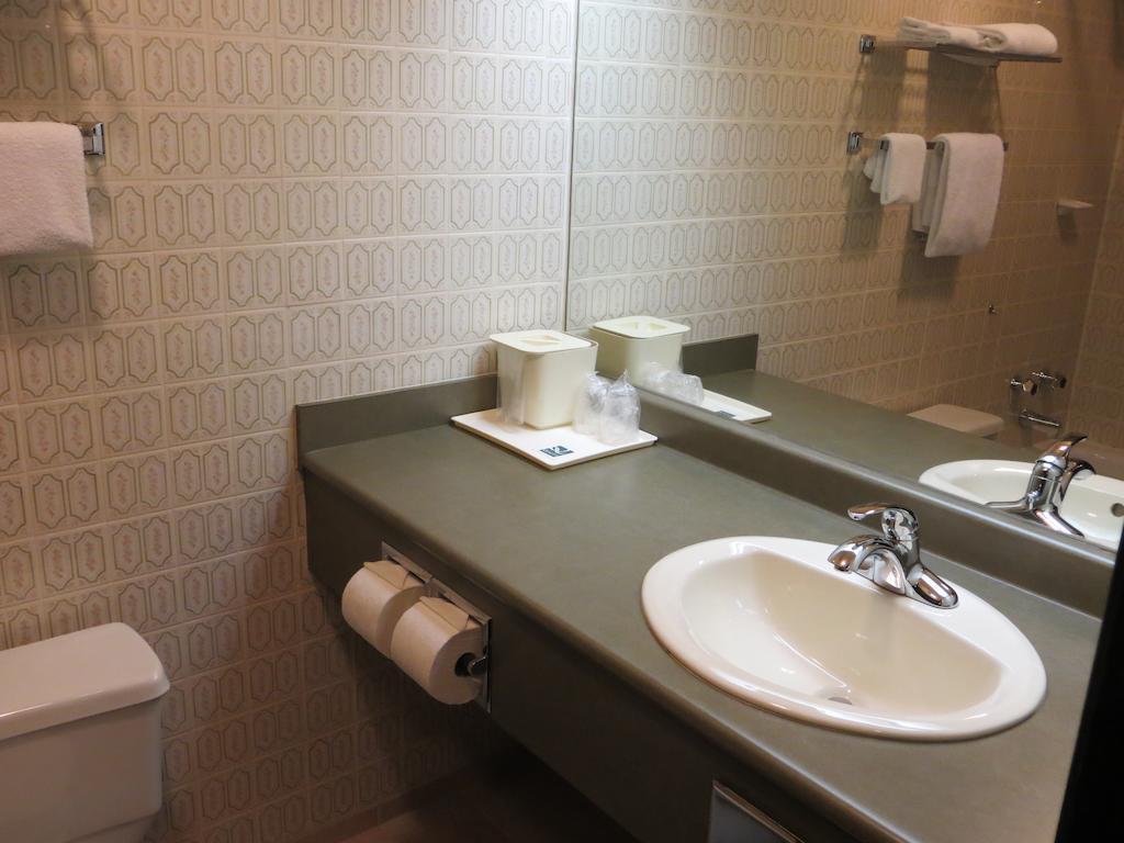 Quality Inn Waddling Dog Saanichton Exterior foto