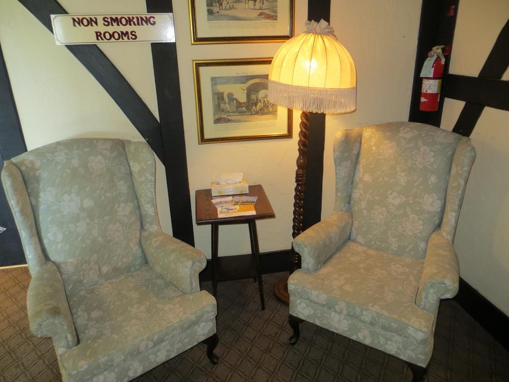Quality Inn Waddling Dog Saanichton Exterior foto
