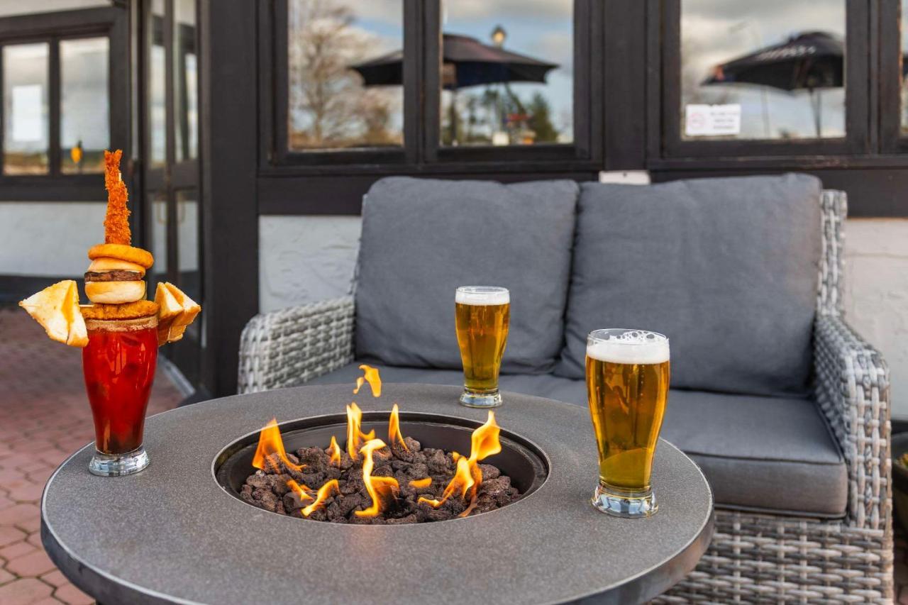 Quality Inn Waddling Dog Saanichton Exterior foto